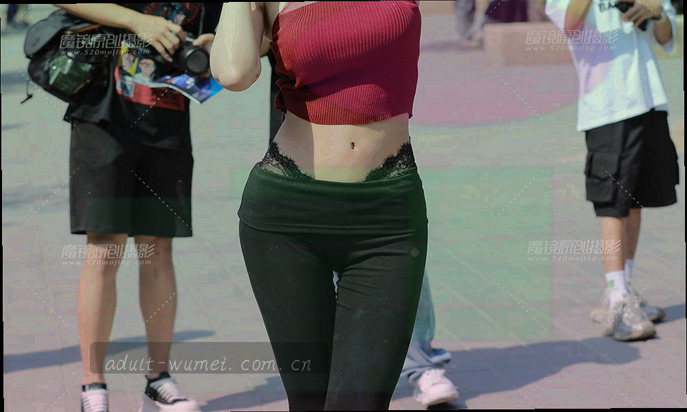 数据保护盾牌与数据流构成的数据安全抽象图
